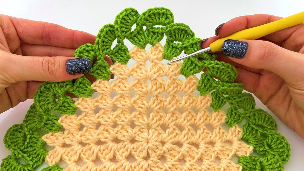 VERY EASY CROCHET SQUARE WITH A DIFFERENT BEEK