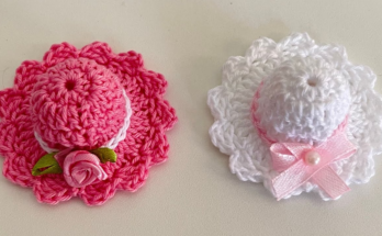 Mini crochet hat for souvenir or barbie