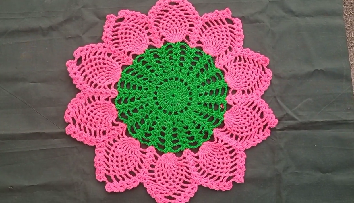 Crochet a Stunning Two-Tone Floral Placemat/Thalposh: Video tutorial