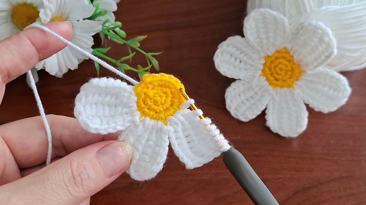 Crochet a Beautiful Daisy Motif
